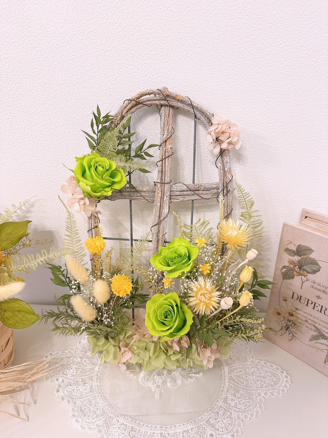 窓辺に咲く 春のグリーンローズ ウィンドウアレンジ ナチュラル 母の日 春限定2026 ギフト 癒し 新生活 インテリア